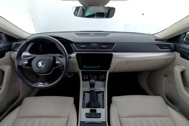 Vihreä Sedan, Skoda Superb – XXJ-468