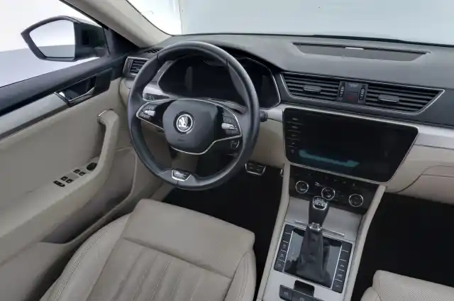Vihreä Sedan, Skoda Superb – XXJ-468