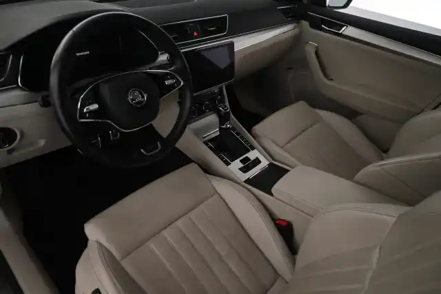 Vihreä Sedan, Skoda Superb – XXJ-468