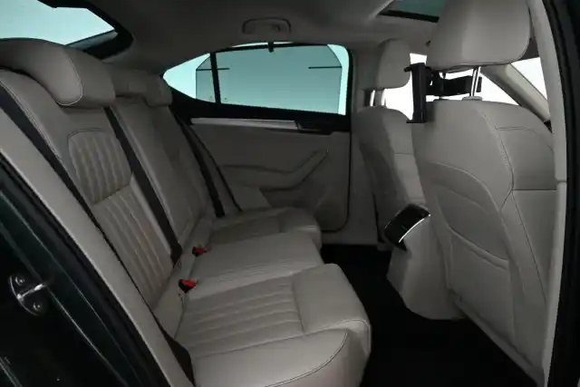 Vihreä Sedan, Skoda Superb – XXJ-468