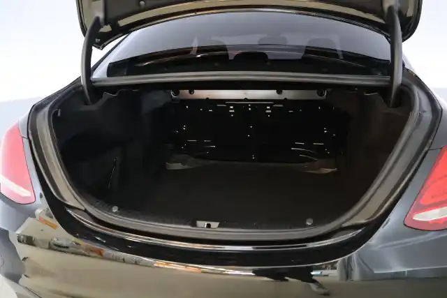 Musta Sedan, Mercedes-Benz C – XXK-145