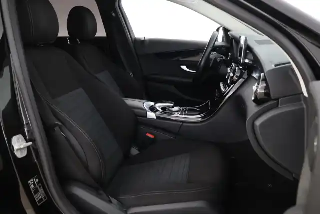 Musta Sedan, Mercedes-Benz C – XXK-145