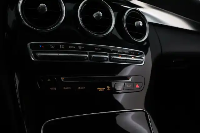 Musta Sedan, Mercedes-Benz C – XXK-145