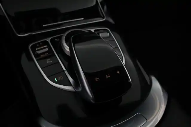 Musta Sedan, Mercedes-Benz C – XXK-145