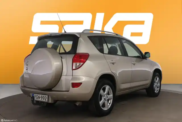 Ruskea (beige) Maastoauto, Toyota RAV4 – YGN-992