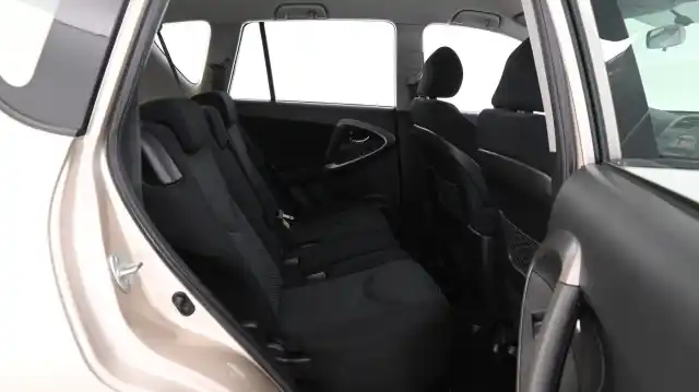 Ruskea (beige) Maastoauto, Toyota RAV4 – YGN-992