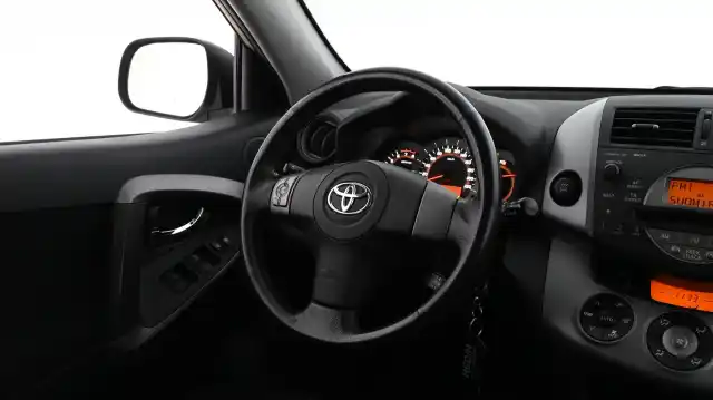 Ruskea (beige) Maastoauto, Toyota RAV4 – YGN-992