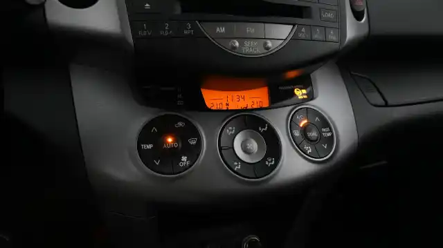 Ruskea (beige) Maastoauto, Toyota RAV4 – YGN-992