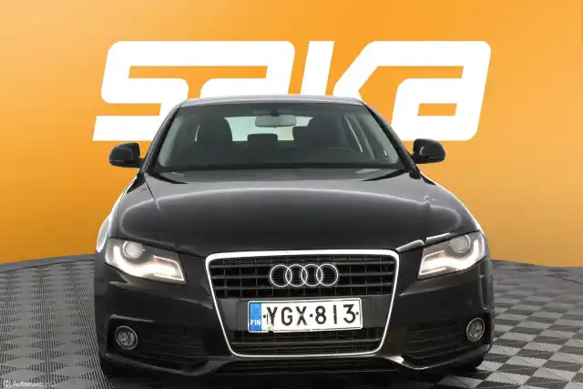 Musta Sedan, Audi A4 – YGX-813