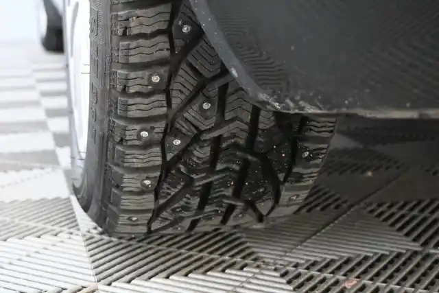Musta Farmari, Audi A6 – YHE-593