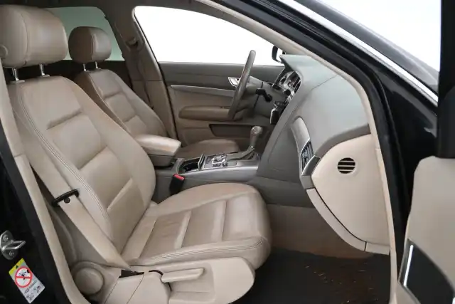 Musta Farmari, Audi A6 – YHE-593