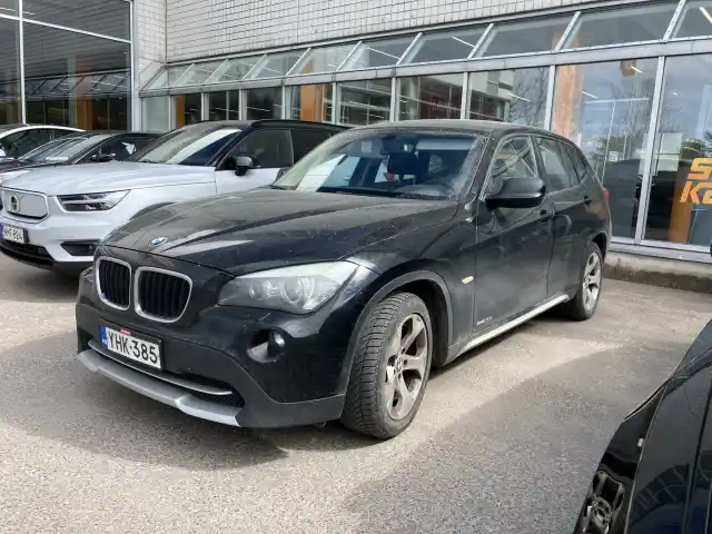 Musta Maastoauto, BMW X1 – YHK-385