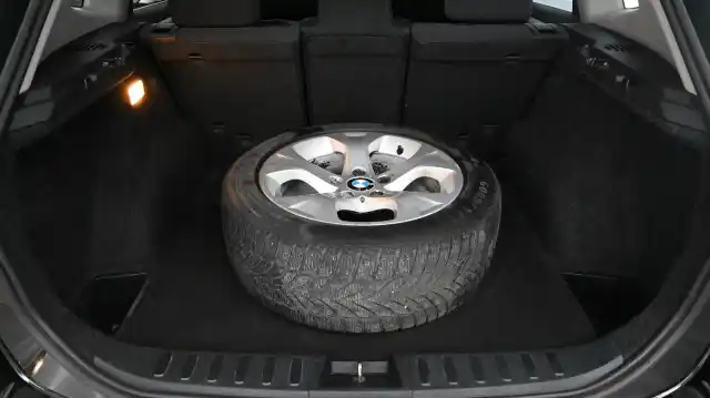 Musta Maastoauto, BMW X1 – YHK-385