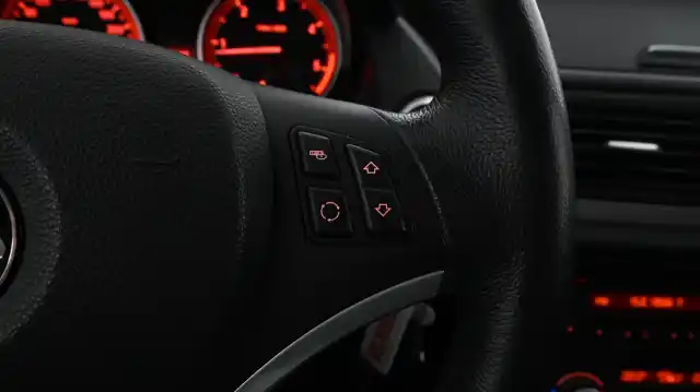 Musta Maastoauto, BMW X1 – YHK-385