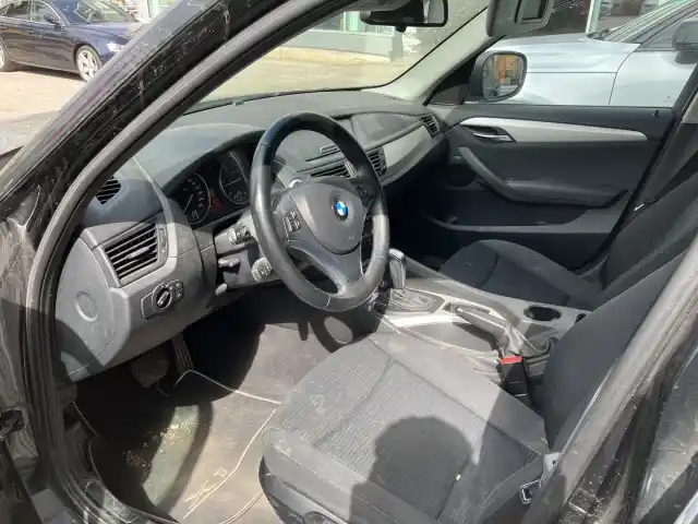 Musta Maastoauto, BMW X1 – YHK-385