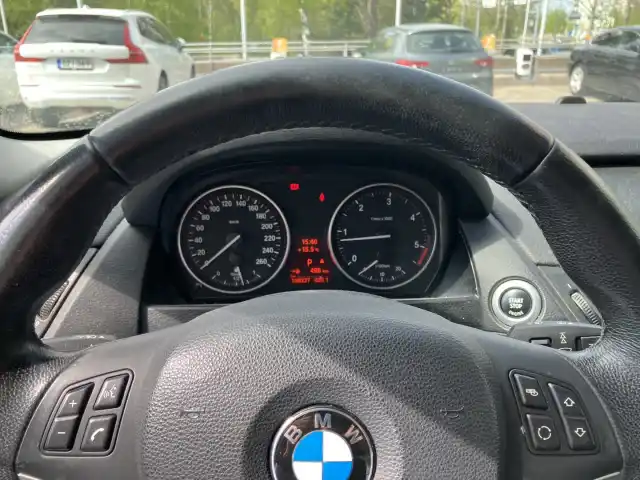 Musta Maastoauto, BMW X1 – YHK-385