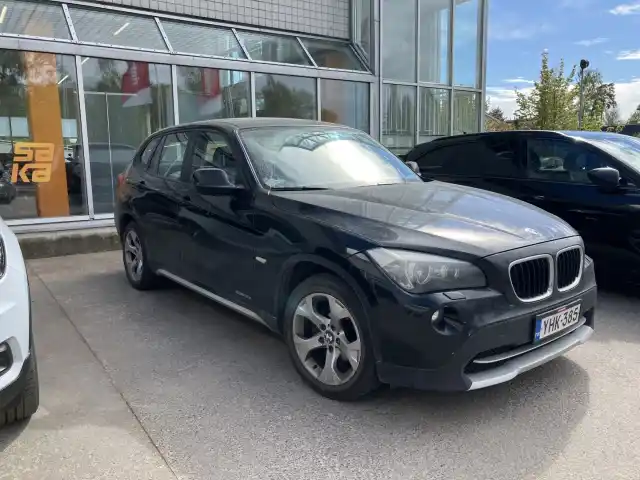 Musta Maastoauto, BMW X1 – YHK-385