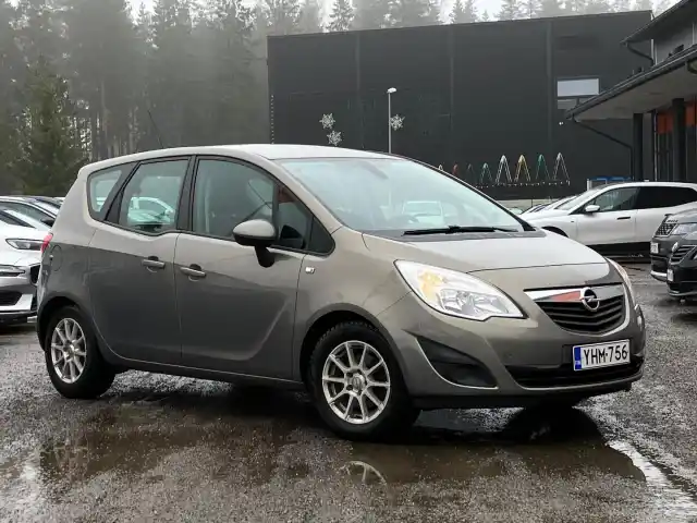 Ruskea Tila-auto, Opel Meriva – YHM-756