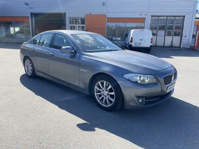 Harmaa Sedan, BMW 530 – YHN-137