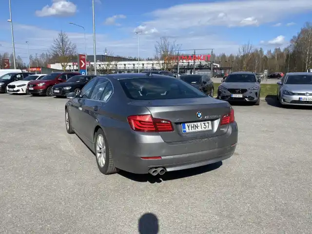 Harmaa Sedan, BMW 530 – YHN-137