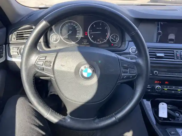 Harmaa Sedan, BMW 530 – YHN-137