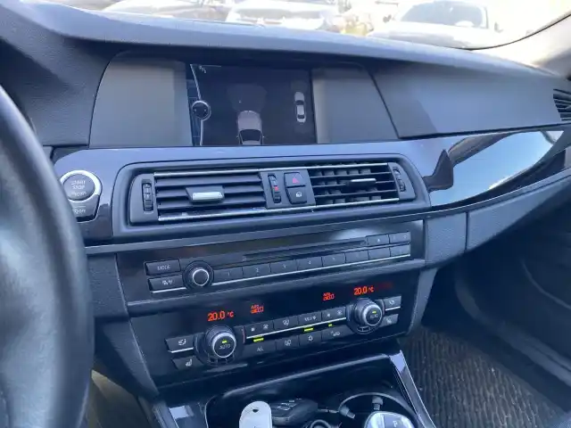 Harmaa Sedan, BMW 530 – YHN-137