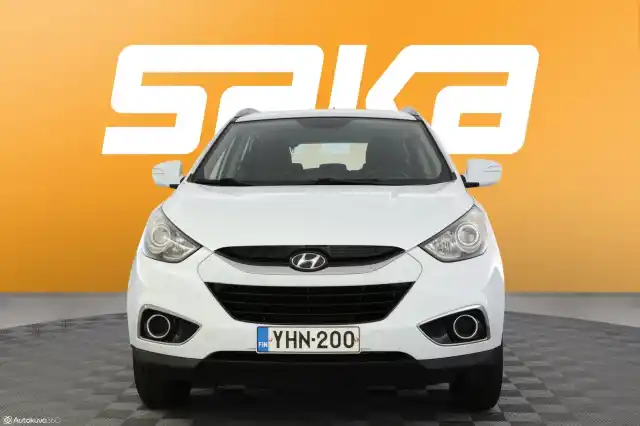 Valkoinen Maastoauto, Hyundai ix35 – YHN-200