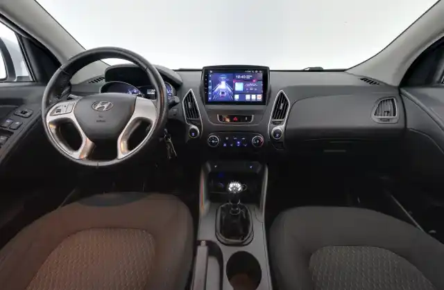 Valkoinen Maastoauto, Hyundai ix35 – YHN-200