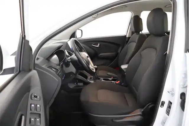 Valkoinen Maastoauto, Hyundai ix35 – YHN-200