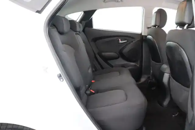 Valkoinen Maastoauto, Hyundai ix35 – YHN-200
