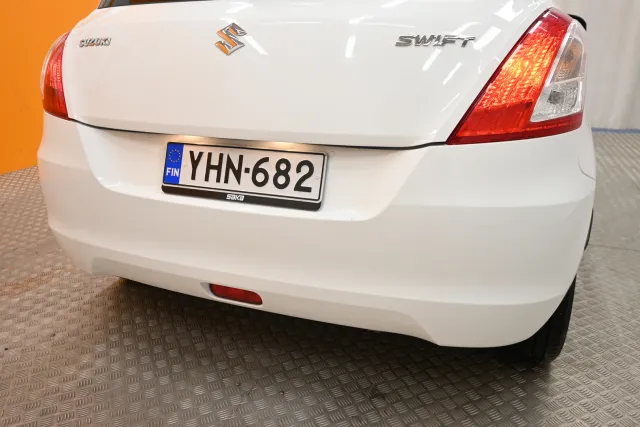 Valkoinen Viistoperä, Suzuki Swift – YHN-682