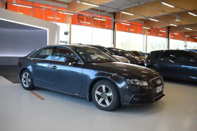 Harmaa Sedan, Audi A4 – YHO-768