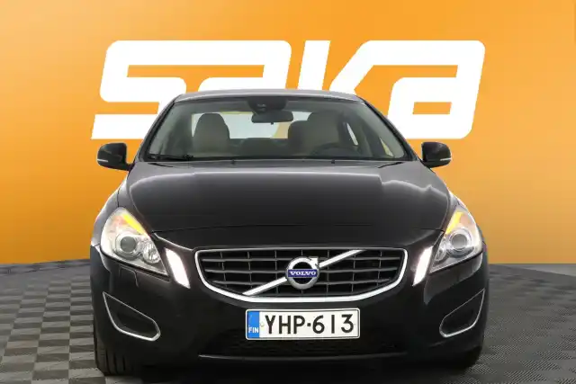 Musta Sedan, Volvo S60 – YHP-613