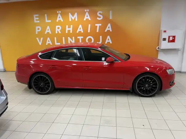 Punainen Viistoperä, Audi A5 – YHT-550