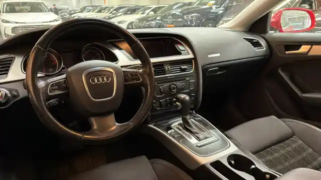 Punainen Viistoperä, Audi A5 – YHT-550