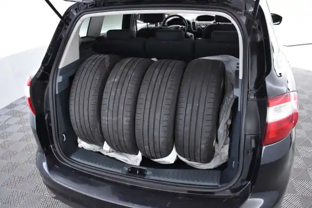 Musta Tila-auto, Ford C-Max – YHU-722