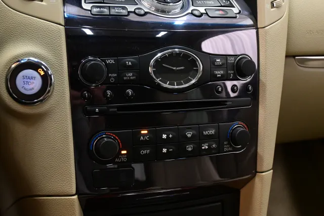Musta Tila-auto, Infiniti FX30d – YHY-983