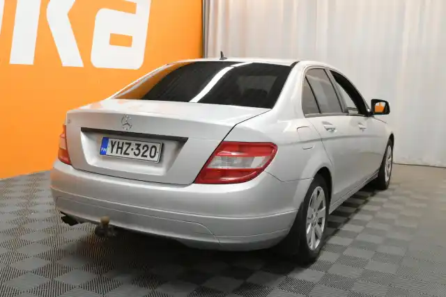 Harmaa Sedan, Mercedes-Benz C – YHZ-320