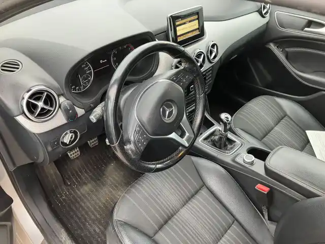 Harmaa Tila-auto, Mercedes-Benz B – YIC-227