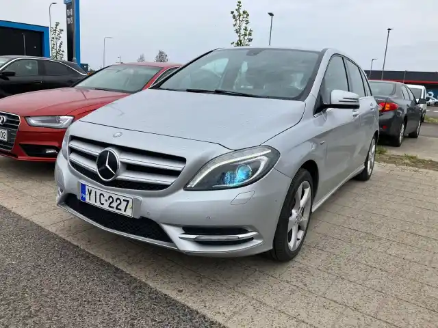 Harmaa Tila-auto, Mercedes-Benz B – YIC-227