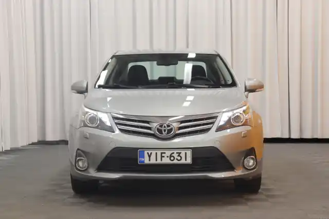 Harmaa Sedan, Toyota Avensis – YIF-631