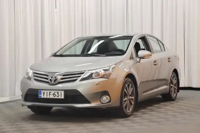 Harmaa Sedan, Toyota Avensis – YIF-631