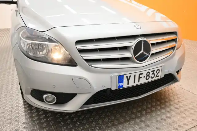 Harmaa Viistoperä, Mercedes-Benz B – YIF-832
