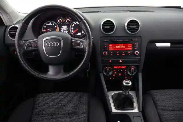 Sininen Viistoperä, Audi A3 – YIG-958