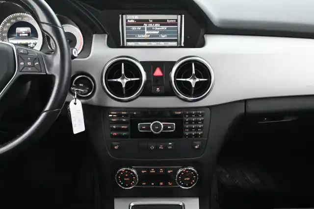 Musta Maastoauto, Mercedes-Benz GLK – YIH-572