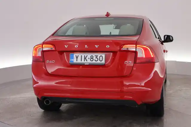 Punainen Sedan, Volvo S60 – YIK-830