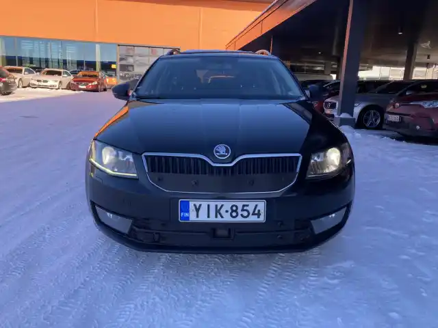 Musta Farmari, Skoda Octavia – YIK-854