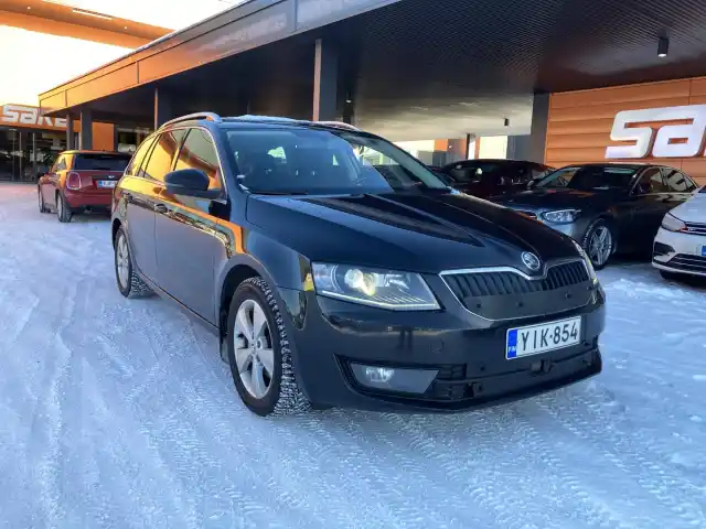 Musta Farmari, Skoda Octavia – YIK-854