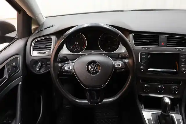 Harmaa Viistoperä, Volkswagen Golf – YIK-906