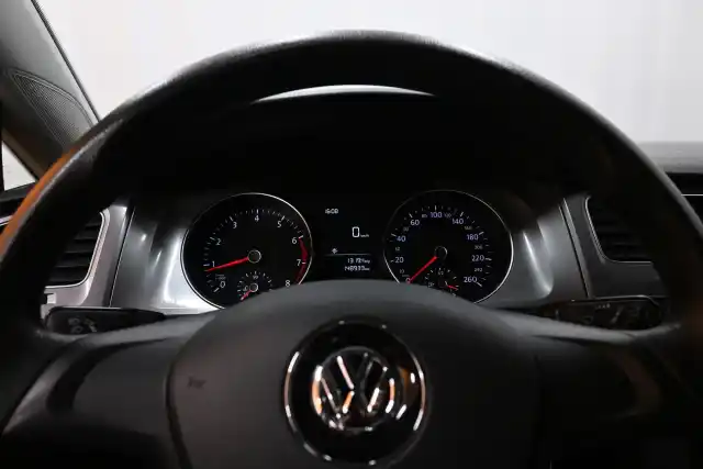 Musta Viistoperä, Volkswagen Golf – YIK-920